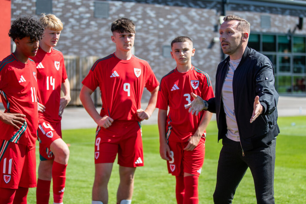 Cymru head coach Craig Bellamy speaks to a National Academi team, part of the Cymru Talent ID.