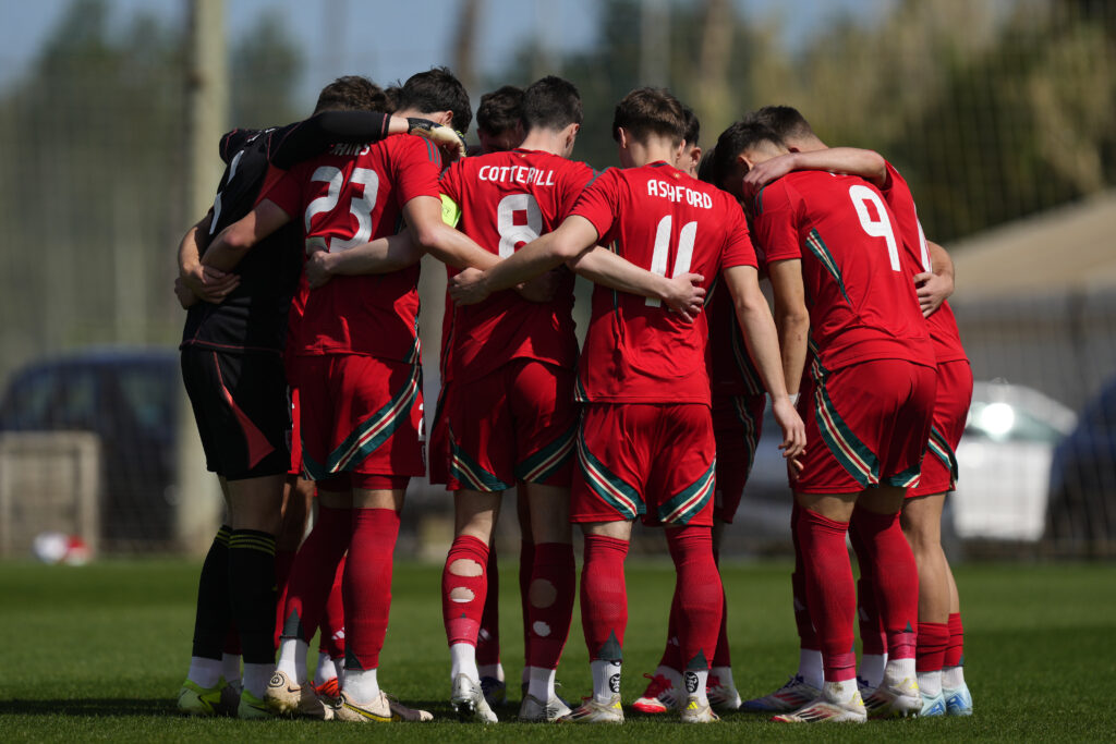 The Cymru U21 squad have a huddle before a match