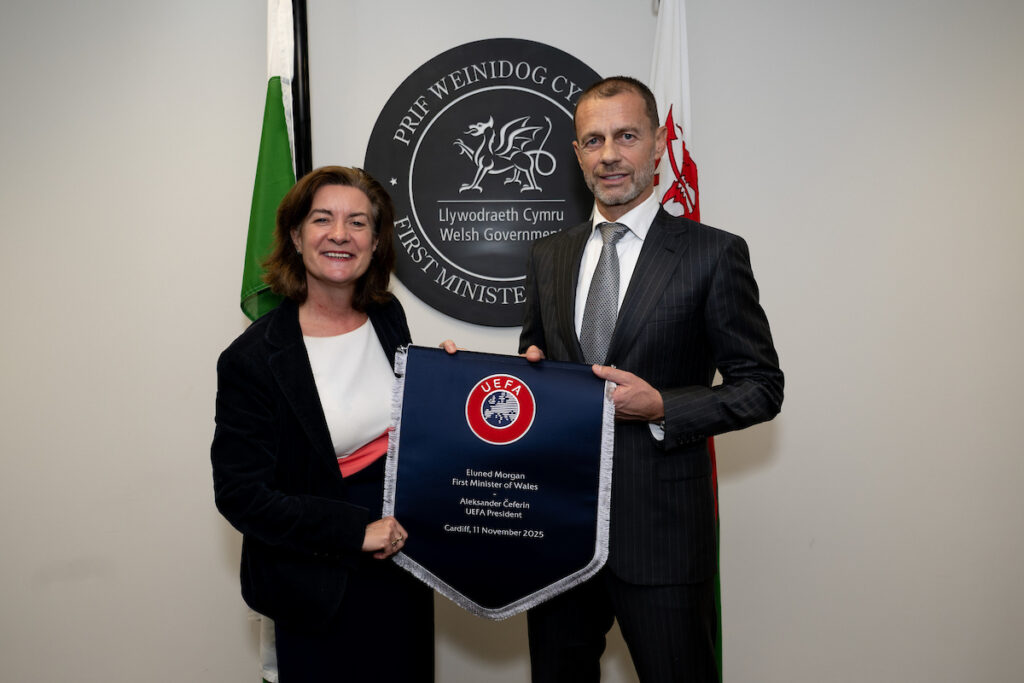 The First Minister receives a memento from the UEFA President. 